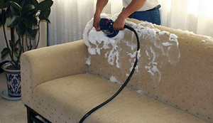 Процесс чистки мягкой мебели влажная очистка