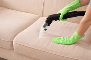 Процесс чистки мягкой мебели сухая очистка